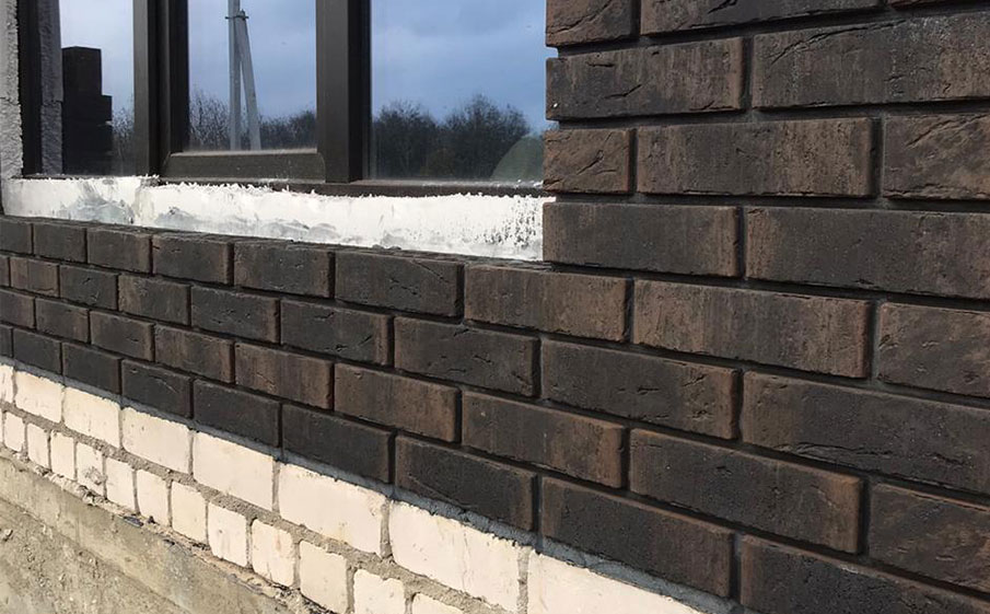 Облицовочный фигурный кирпич Konigstein Мангейм Шварц полнотелый 250*120*65 мм