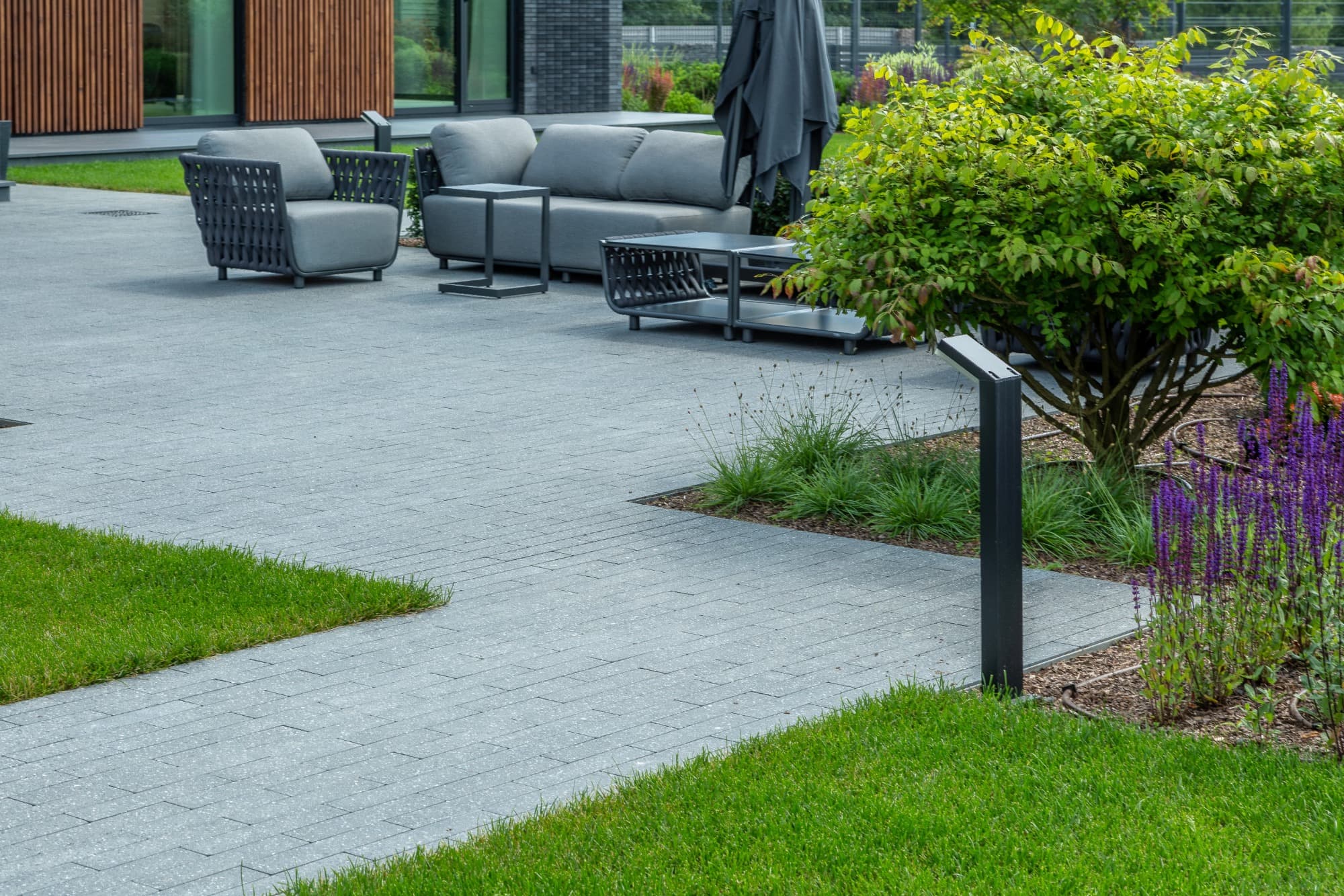 Плитка тротуарная Готика Granite FINERRO, Ригель Б.3.П.8, Ильменит 360*80*80 мм