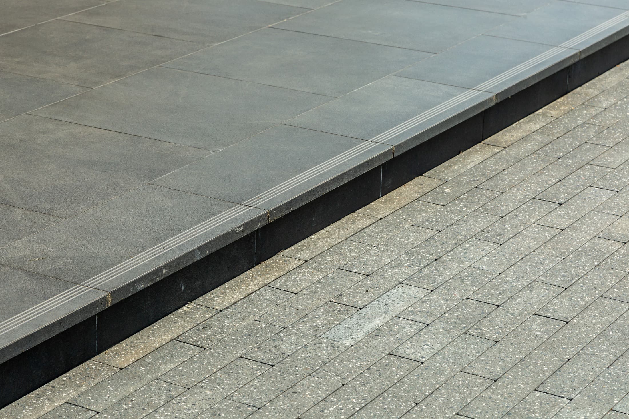 Плитка тротуарная Готика Granite FINERRO, Ригель Б.3.П.8, Ильменит 360*80*80 мм