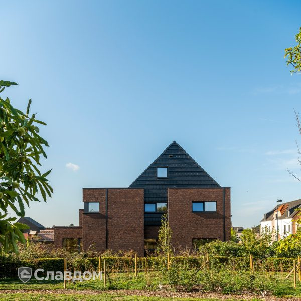 Частный дом в Антверпене с облицовкой кирпичом Terca Iluzo Paars