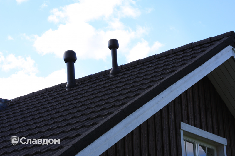 Крыша частного загородного дома выполнена композитной черепицей AeroDek (DECRA) Classic цвет антрацит