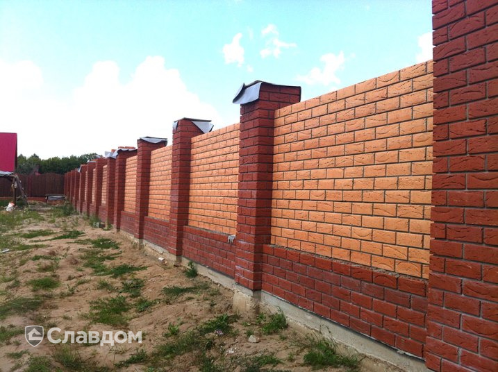 Забор частного дома с облицовкой кирпичом КС-Керамик Красный кора и Персик кора