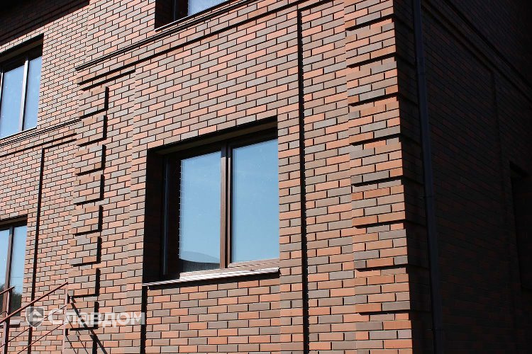 Частный двухэтажный дом с облицовкой кирпичом КС-Керамик Бавария микс гладкий