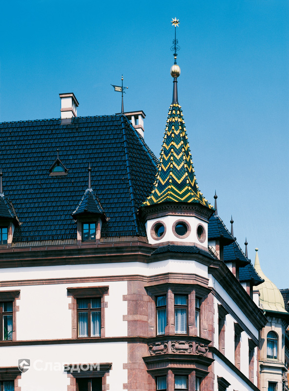 Частный дом с башней. Крыша из черепицы Creaton Biber Klassik Grun Glasiert.