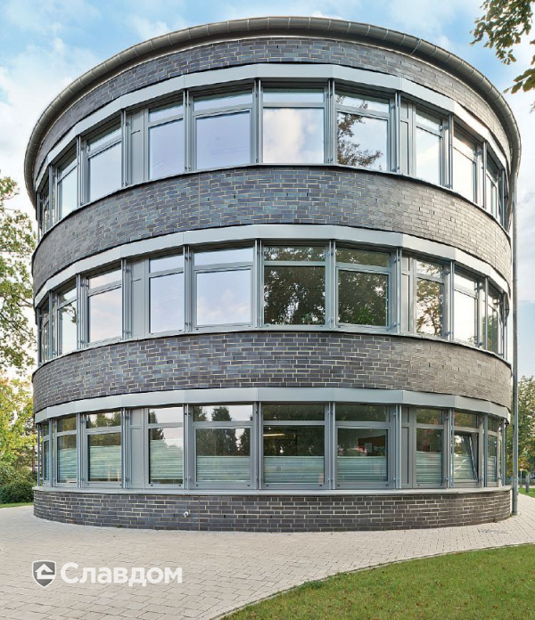 Административное здание района Хайдекрейс в Германии с облицовкой кирпичом MUHR 15 Schwarz-bunt Edelglanz