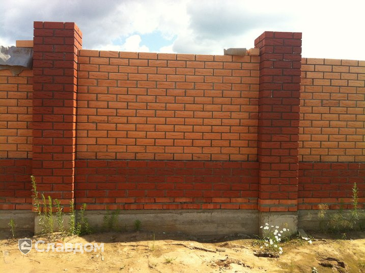 Забор частного дома с облицовкой кирпичом КС-Керамик Красный кора и Персик кора