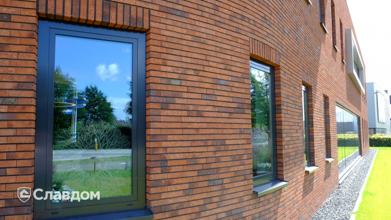 Офисное здание компании "Van Tilburg" с облицовкой плиткой Westerwaelder Klinker WK72 Blau-Bunt- Rotsand