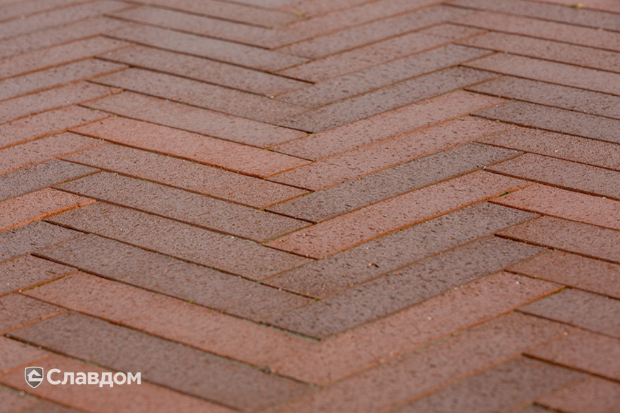 Территория частного дома с применением брусчатки Penter Baltic Klinker Pavers Nuance STT65