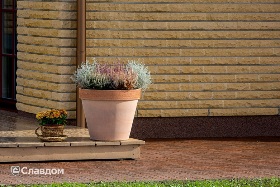 Территория частного дома с применением брусчатки Penter Baltic Klinker Pavers Nuance STT65