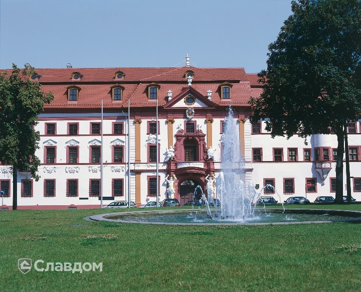 Государственная канцелярия в Эрфурте Германия с применением черепицы Braas Опал натуральный красный