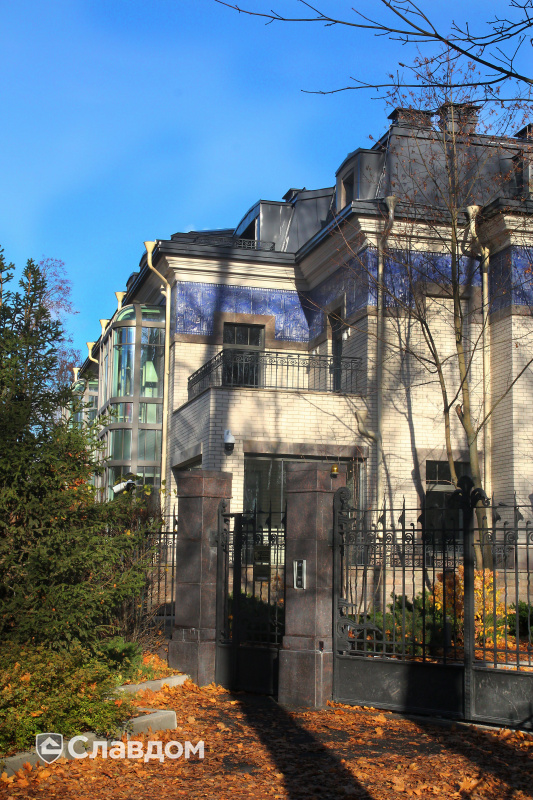 Особняк в Санкт-Петербурге с облицовкой фасадной плиткой Roben Oslo