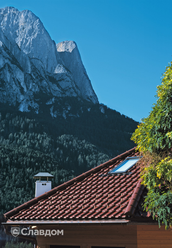 Дом в горах с крышей из черепицы Creaton Futura Weinrot Engobiert