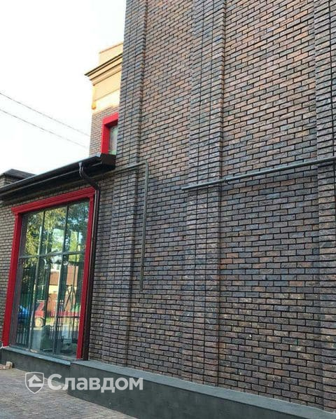 Фасад, выполненный из кирпича ручной формовки Сафоно Клинкер