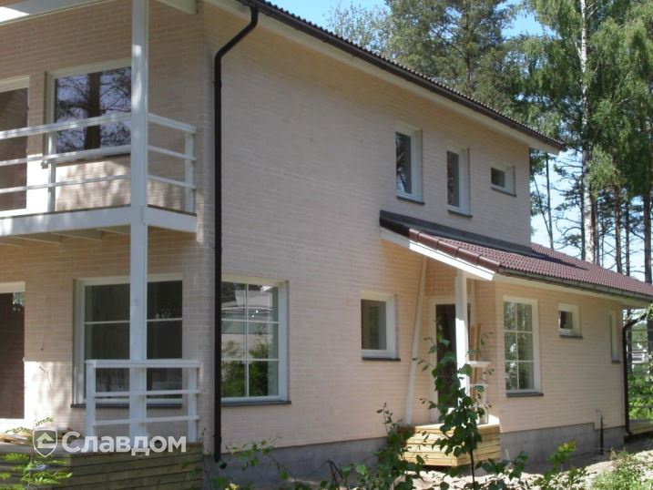 Двухэтажный дом с коричневой крышей с облицовкой кирпичом Terca Kuura гладкий