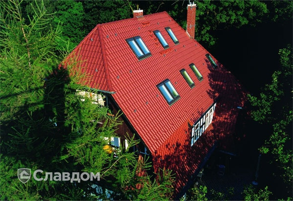 Частный дом с черепицей Braas Рубин 13V красная осень глазурь
