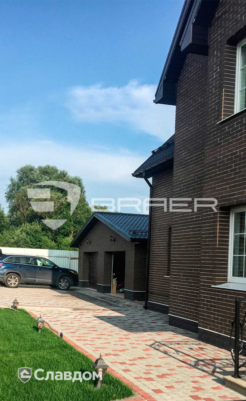 Частный дом в Московской области с мощением тротуарной плиткой BRAER