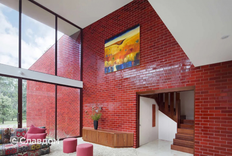 Интерьер частного дома, переходящий в фасад, с использованием глазурованного кирпича S.Anselmo Red