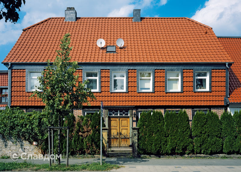 Двухэтажный дом с крышей из черепицы Creaton Herzziegel Naturrot