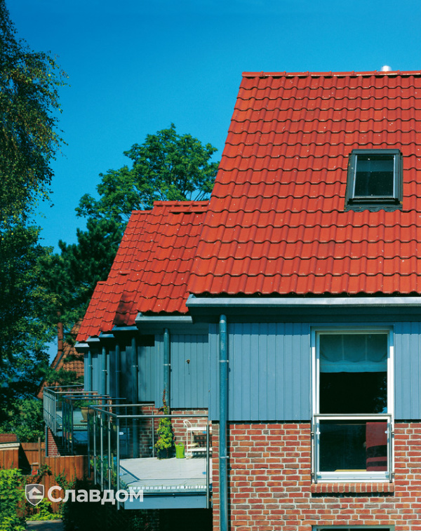 Многоквартирный дом с крышей из черепицы Creaton Futura Rot Glasiert