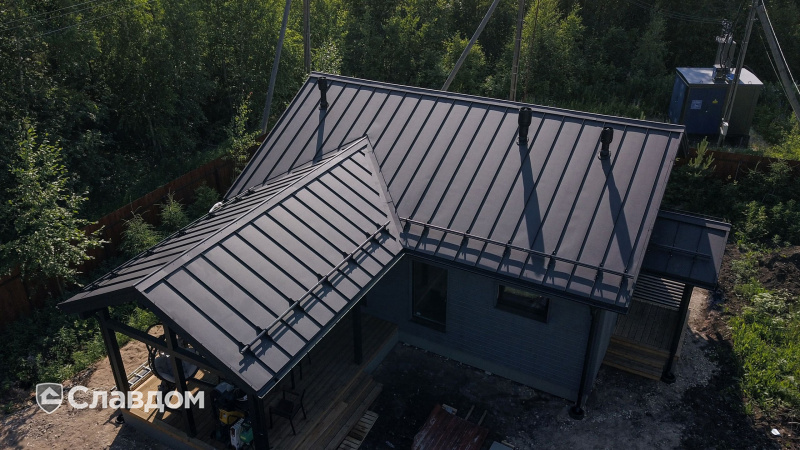 Частный дом с использованием кликфальца ARMO Rooftop Matte RAL 9005