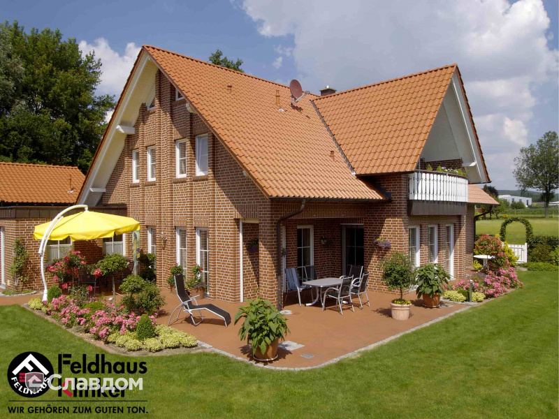 Загородный дом с облицовкой фасадной плиткой Feldhaus Klinker 440 carmesi senso