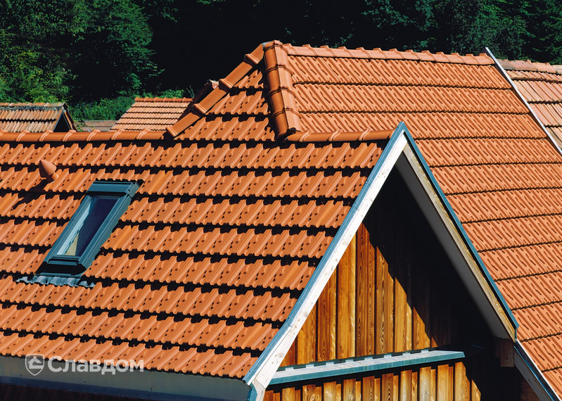 Деревянный дом с крышей из черепицы Creaton Herzziegel Naturrot