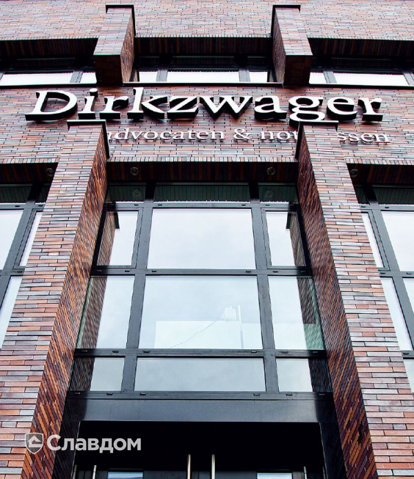 Офис юридической консультации Dirkzwager с облицовкой кирпичом MUHR 12 Blaurot-bunt