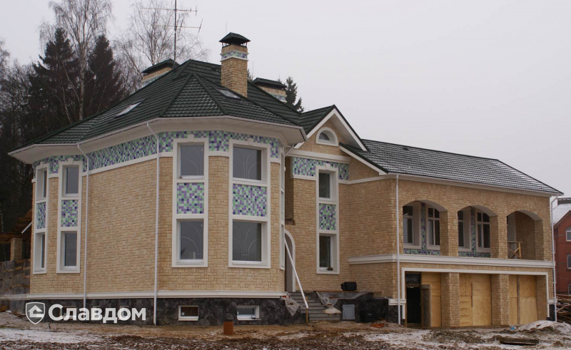 Частный двухэтажный загородный дом с покрытием крыши из композитной черепицы METROTILE МетроБонд зеленый