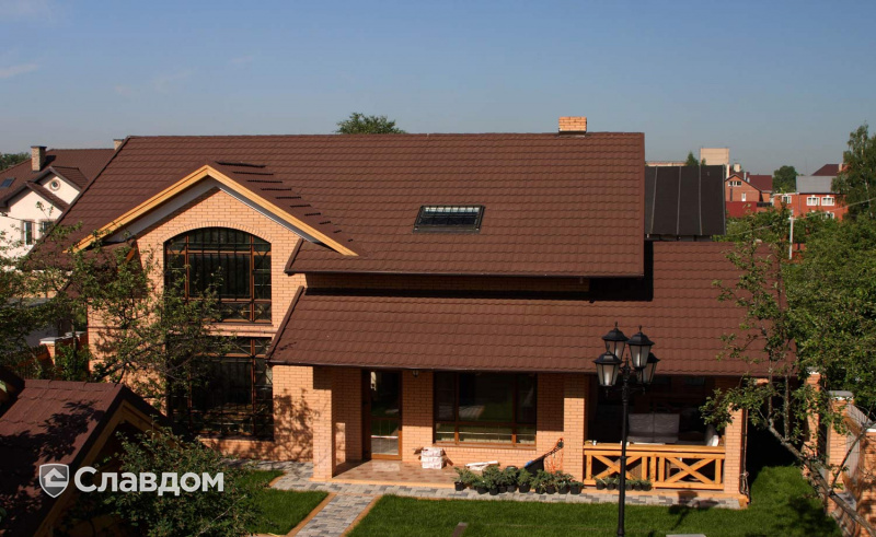 Загородный дом с баней с покрытием крыши из композитной черепицы METROTILE МетроБонд кофе