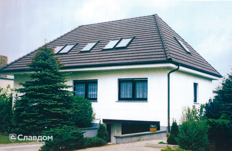 Дом с применением керамической черепицы Koramic Mondo 15 Black Engobe