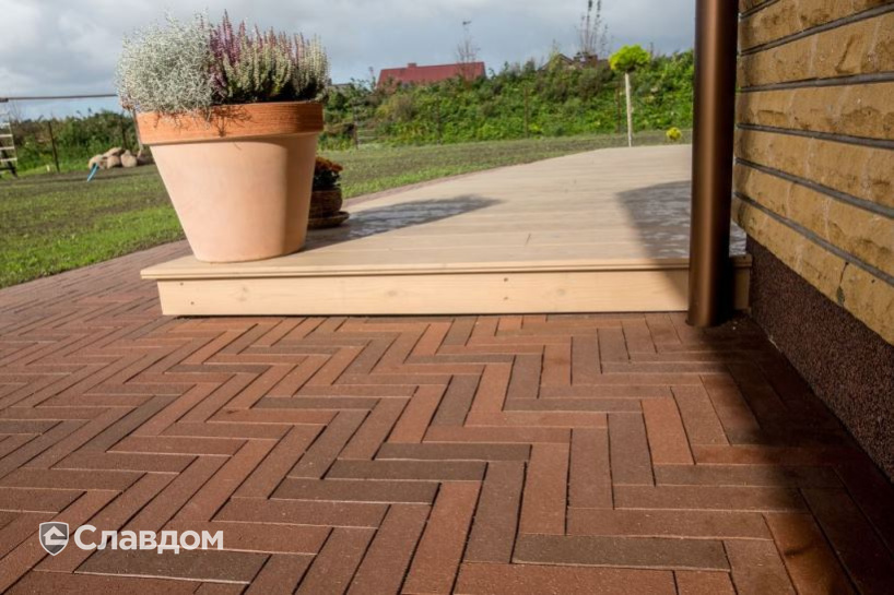 Территория частного дома с применением брусчатки Penter Baltic Klinker Pavers Nuance STT65
