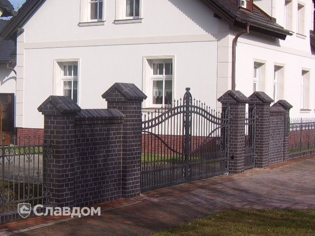 Забор частного дома с облицовкой кирпичом Terca Dresden