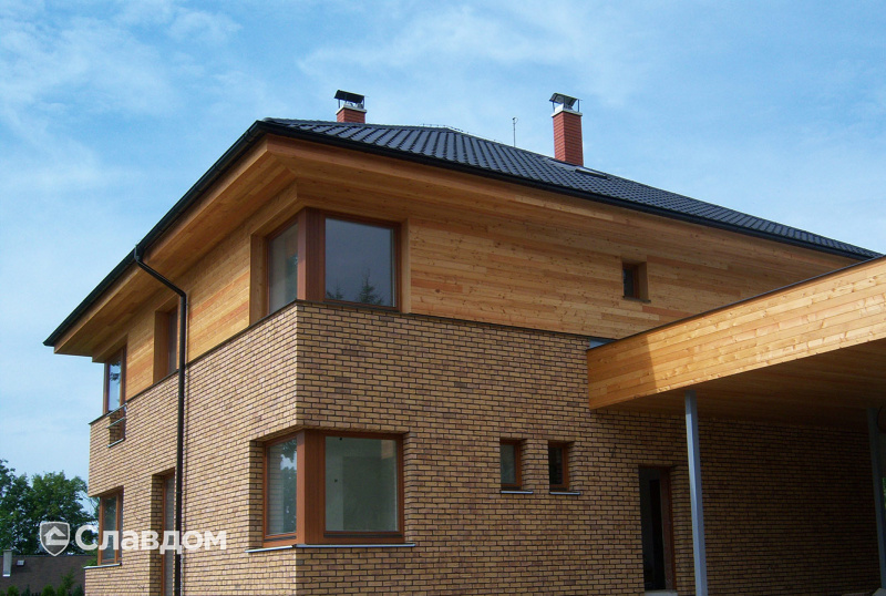 Двухэтажный частный дом с облицовкой кирпичом ENGELS HANDFORM Baltic Amber 