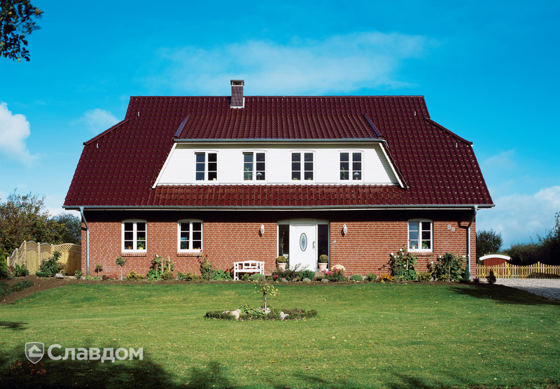 Жилой частный дом с крышей из черепицы Creaton Futura Weinrot Glasiert