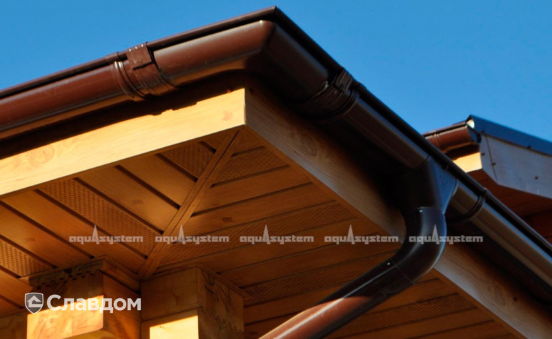 Крыша загородного дома с элементами водосточной системы AQUASYSTEM цвет коричневый