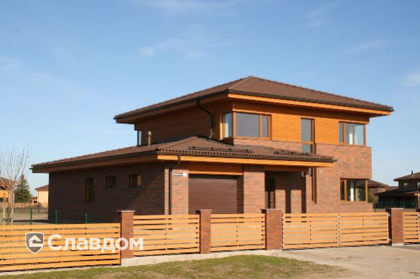 Частный дом с облицовкой кирпичом Terca Red Flame шероховатый