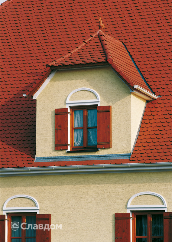 Крыша с балкончиком из черепицы Creaton Biber Klassik Naturrot