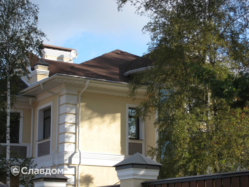 Частный жилой дом с покрытием крыши мягкой кровлей TEGOLA Антик Коричневый с отливом