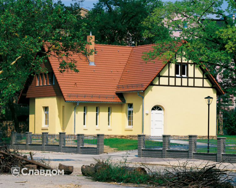 Частный одноэтажный дом с крышей из черепицы Creaton Biber Klassik Kupferrot engobiert