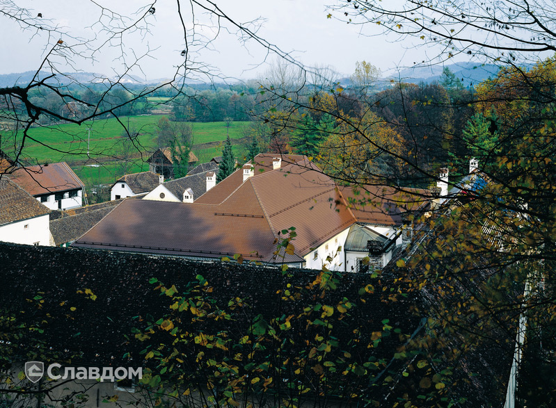 Комплекс из домов с крышей из черепицы Creaton Biber Klassik Dunkelbraun engobiert