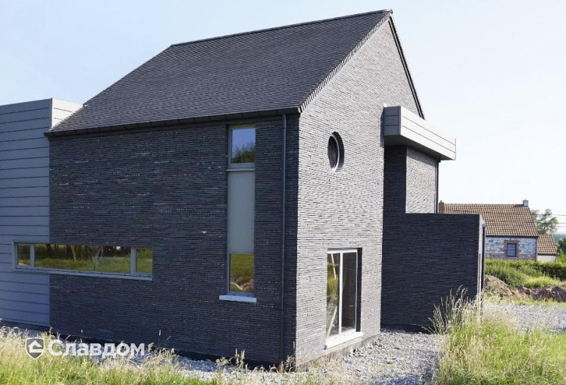 Частный дом в Бьеме, Бельгия с облицовкой кирпичом Terca WASSERSTRICH GESMOORD-SPECIAL ZWART