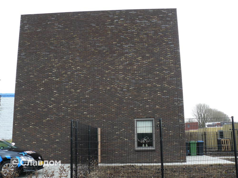 Трехэтажный дом с применением керамического кирпича ENGELS TIGHEL BRIK Sardonyx