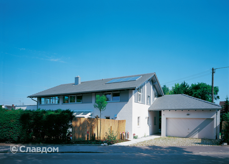 Дом с гаражом с крышей из черепицы Creaton Domino Grau Engobiert
