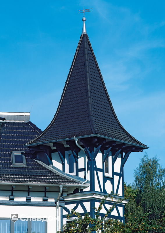 Здание с башенкой с крышей из черепицы Creaton Biber Klassik Schwarz Glasiert