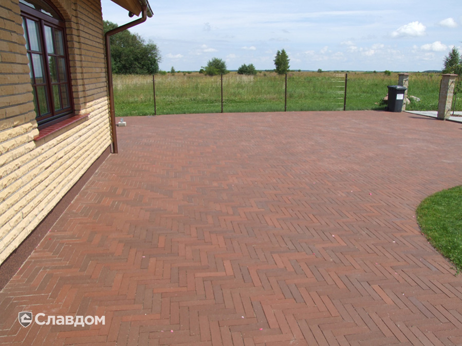 Территория частного дома с применением брусчатки Penter Baltic Klinker Pavers Nuance STT65