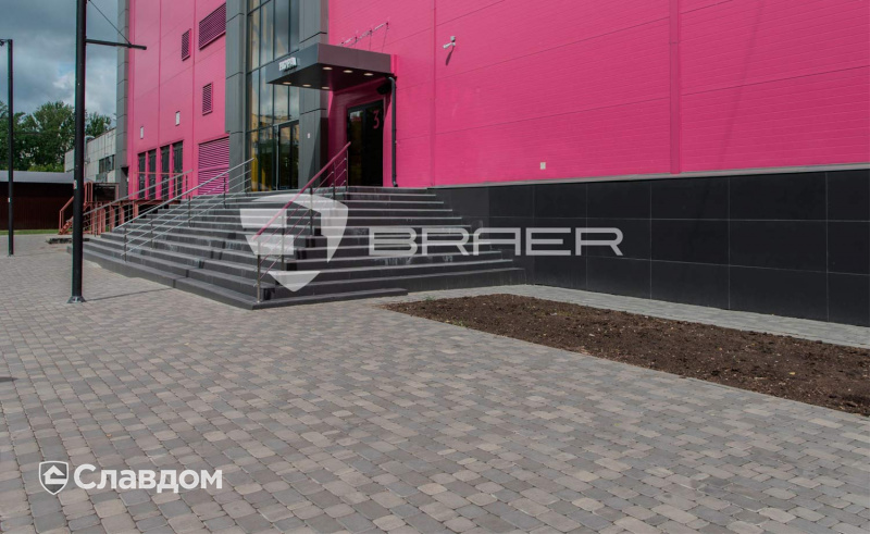 Торговый центр "Нора" г. Москва, выложен тротуарной плиткой BRAER
