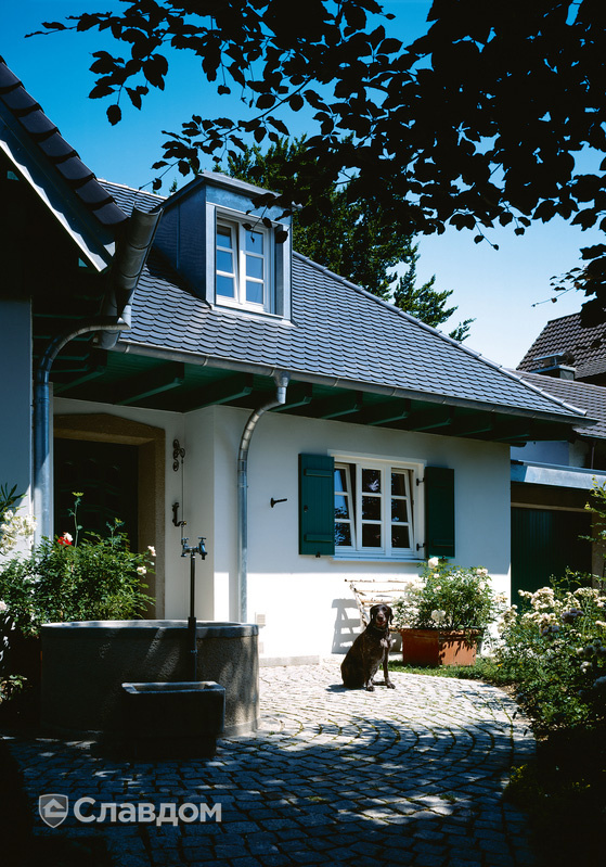 Частный дом с крышей из черепицы Creaton Biber Klassik Schieferton Engobiert