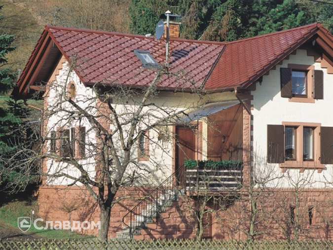 Частный дом с черепицей Braas Изумруд каштан глазурь