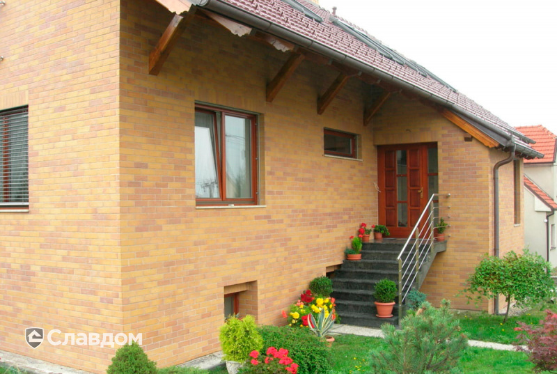 Двухэтажный частный дом с облицовкой фасадной плиткой Stroeher Keraprotect 405