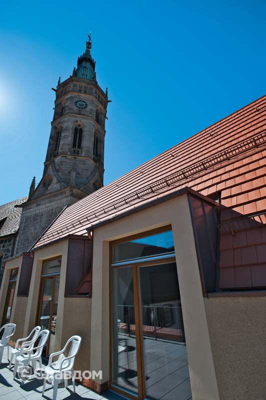 Здание церкви с крышей из черепицы Creaton Domino Naturrot